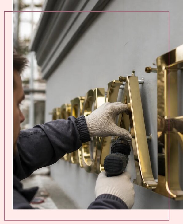 Изготовление и монтаж золотых букв для вывесок в Тобольске